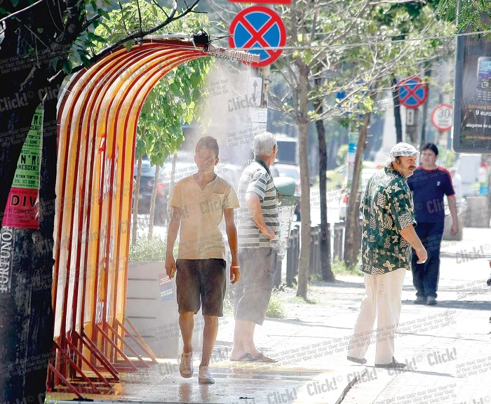 Parcul Cişmigiu- Cei care au avut drum prin Centru s-au răcorit sub duşurile stradale