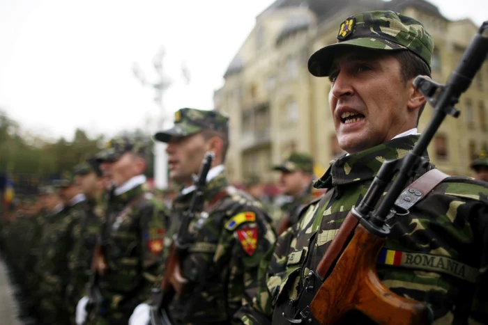 Militarii au defilat în Piaţa Victoriei