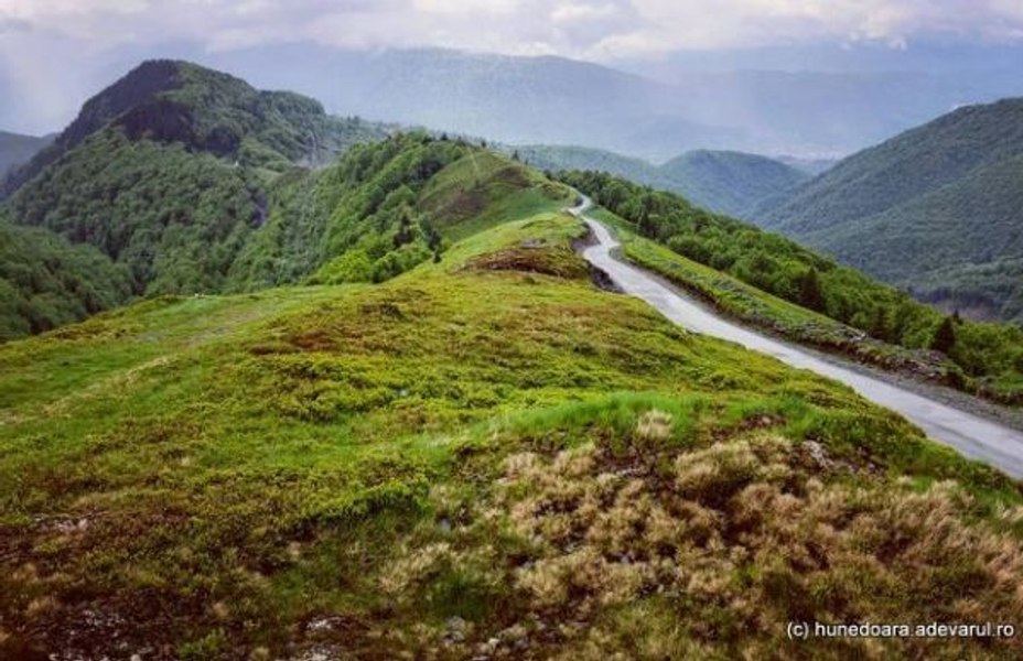 Șoselele montane care se opresc în sălbăticie, repere turistice. Unde se află Transvâlcan, drumul uitat din Carpați VIDEO