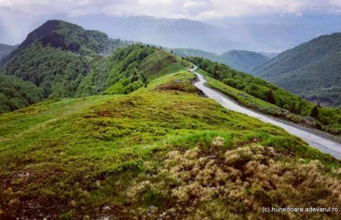 Drumul prin Pasul Vâlcan. Foto: Daniel Guță