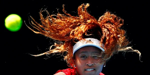 Japoneza  Naomi Osaka loveşte mingea în timpul unui antrenament premergător turneului de tenis Australian Open 2018. FOTO Guliver/Gettyimages
