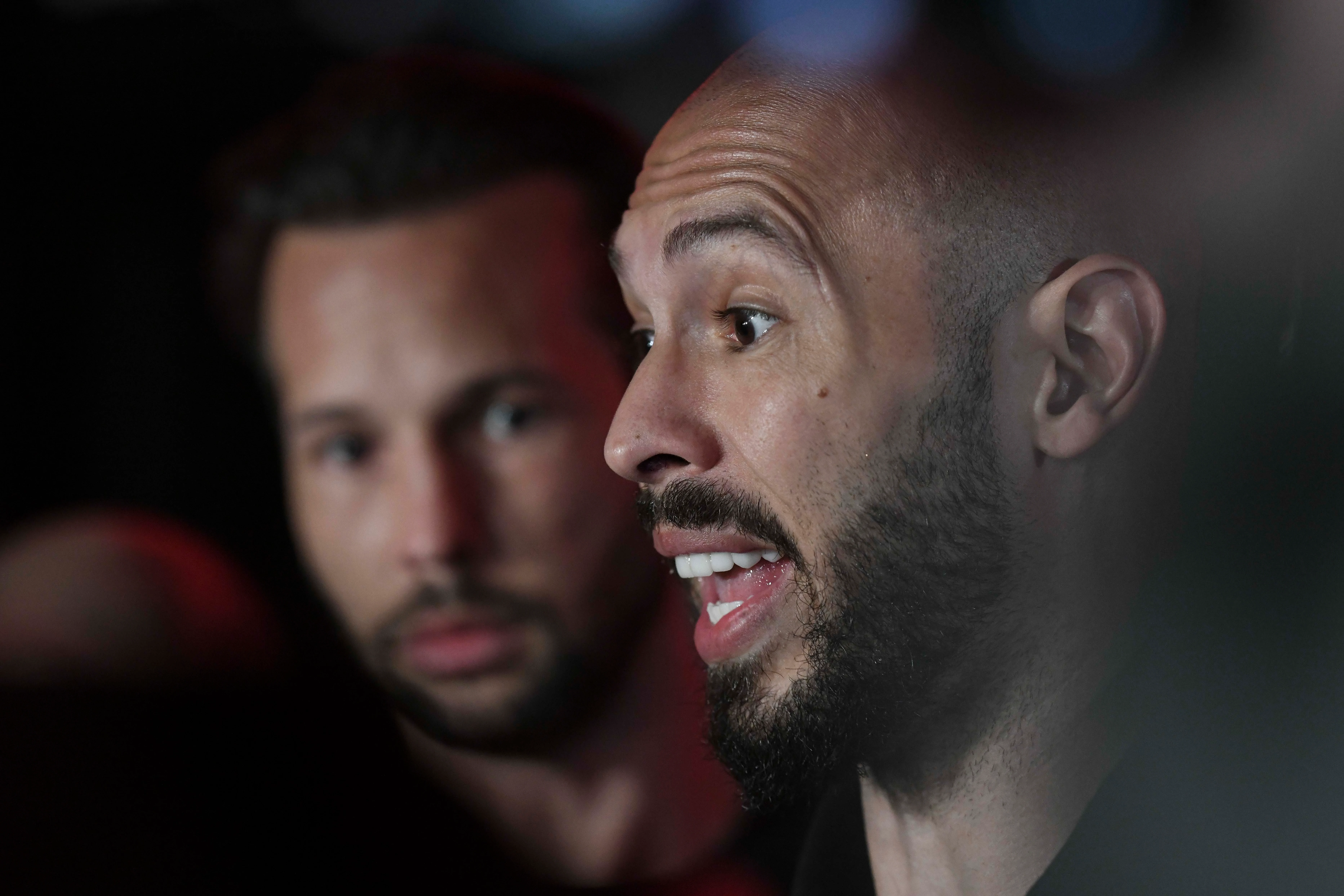 Suma uriașă de bani confiscată de la frații Tate, folosită pentru combaterea violenței împotriva femeilor