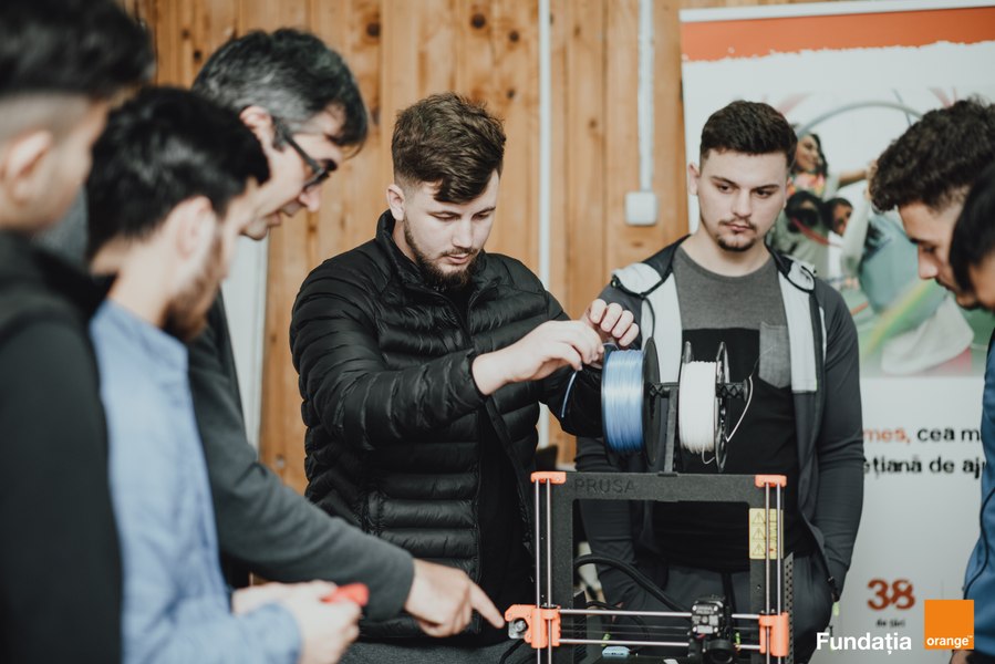Solidarity FabLab - un model de educație digitală implementat cu succes în comunitatea din Târgu Ocna