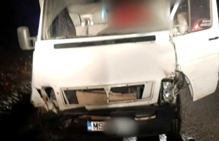 Camioneta lovită de bolovanii căzuţi de pe stâncile de pe Valea Oltului - DN 7 în apropiere de Călimăneşti - Vâlcea Foto Adevărul