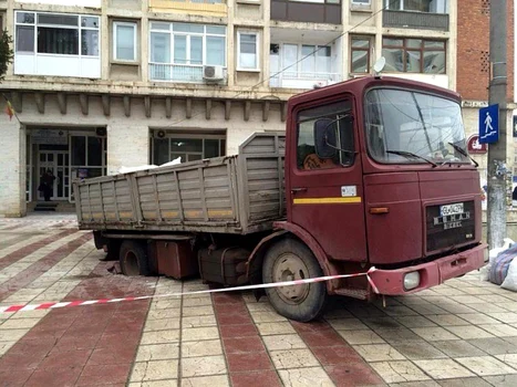 Surpare in centrul orasului Galati. Un camion s-a scufundat pur si simplu