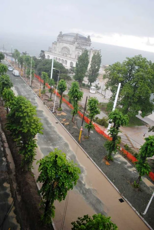 Cazinoul din Constanţa şi Bulevardul Elisabeta inundat de noroaie în urma ploii torenţiale şi a şantierului din zonă Foto Baricada Verde