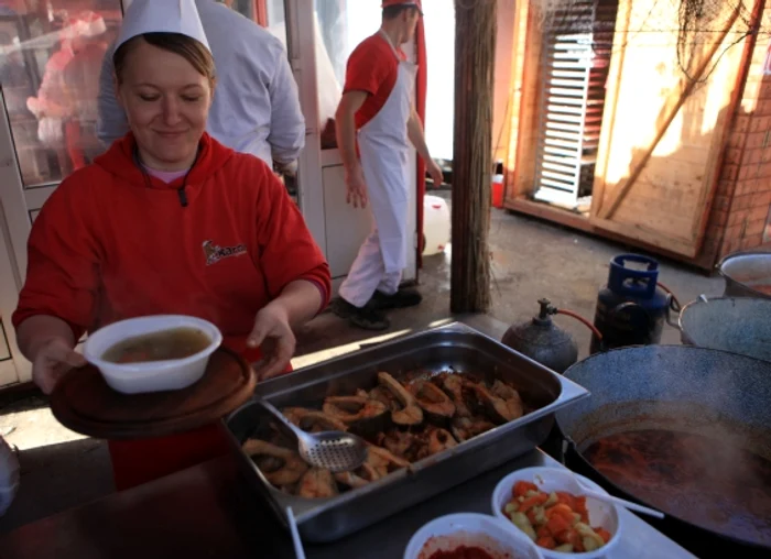 Ungurii au gătit şi ei o ciorbă de peşte, după o reţetă tradiţională din ţara vecină