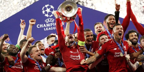 Căpitanul echipei Liverpool Jordan Henderson ridică trofeul Ligii Campionilor după ce echipa sa a câştigatfinala în faţa echipei Tottenham Hotspur  pe stadionul Wanda Metropolitano din Madrid Spania. FOTO EPA-EFE