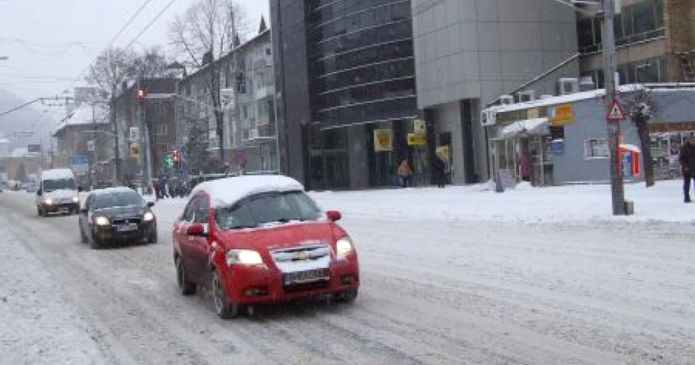Problemele în trafic au început odată cu prima ninsoare din an