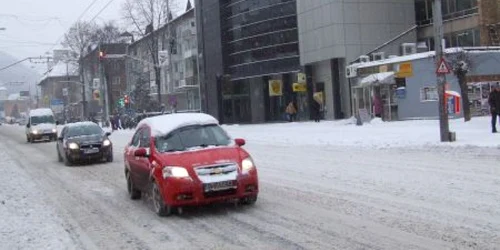 Problemele în trafic au început odată cu prima ninsoare din an