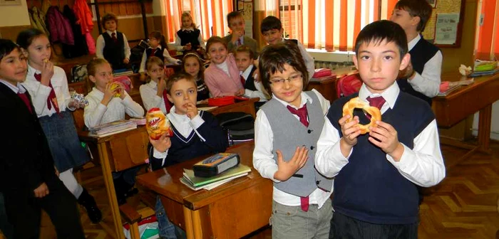 Elevii din Alexandria mănâncă pacheţelul adus de acasă