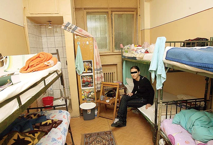 Aşa arată o cameră din arestul Poliţiei Capitalei