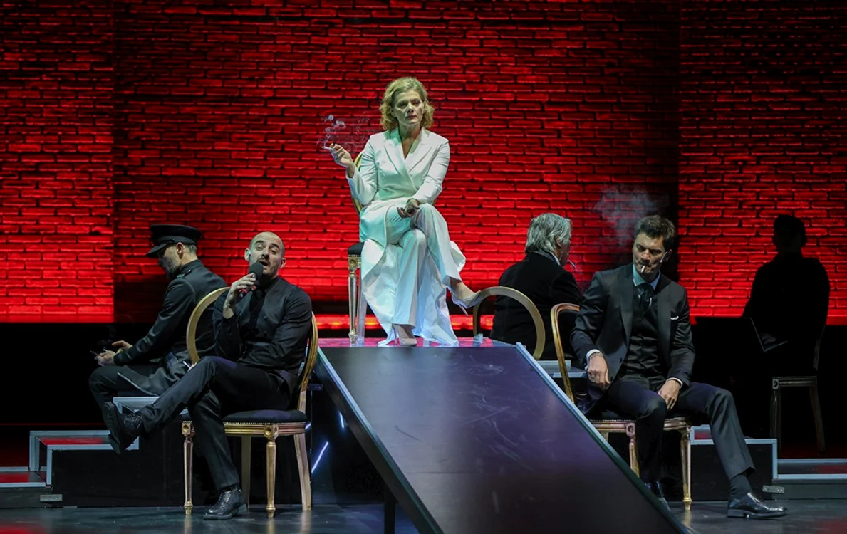 Imagine din timpul spectacolului ,,Mary Stuart" FOTO Florin Ghioca
