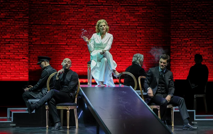 Imagine din timpul spectacolului ,,Mary Stuart" FOTO Florin Ghioca