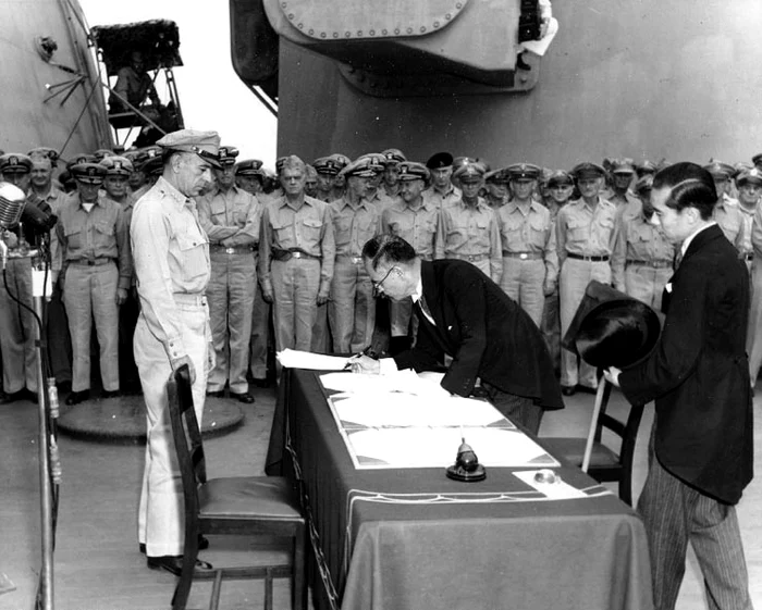 Shigemitsu signs surrender jpg jpeg