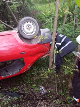 Accident pe E 81 - DN 7 Dealul Negru - Vâlcea maşină în râpă Foto Adevărul