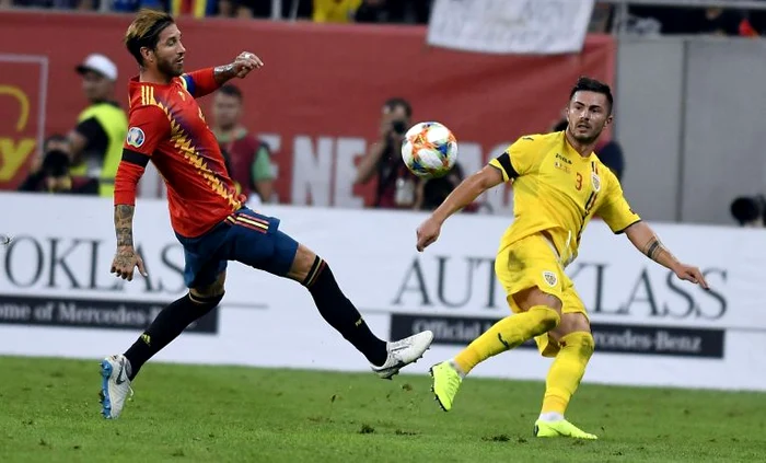 Toșca, în duel cu spaniolul Sergio Ramos (FOTO: Sportpictures)