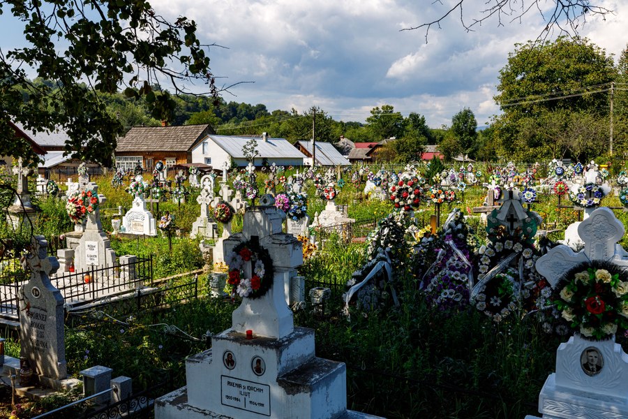 Trupul neînsuflețit al unui bărbat din Petroșani, găsit în cimitir. A fost deschis un dosar penal pentru ucidere din culpă