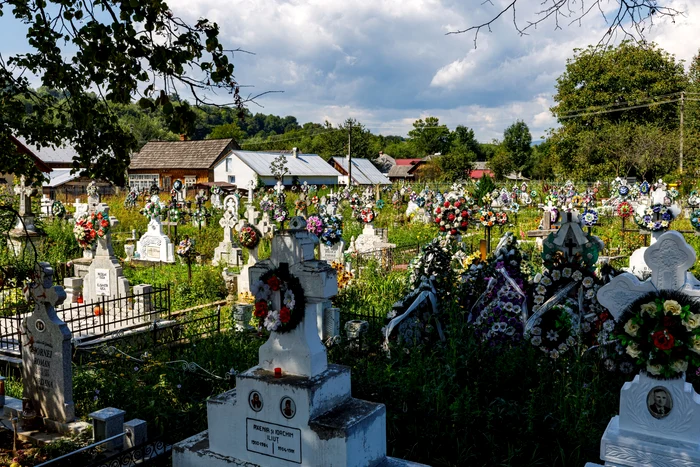 Astăzi se celebrează Paștele Blajinilor, iar cimitirele vor fi luate cu asalt. Foto: Shutterstock.