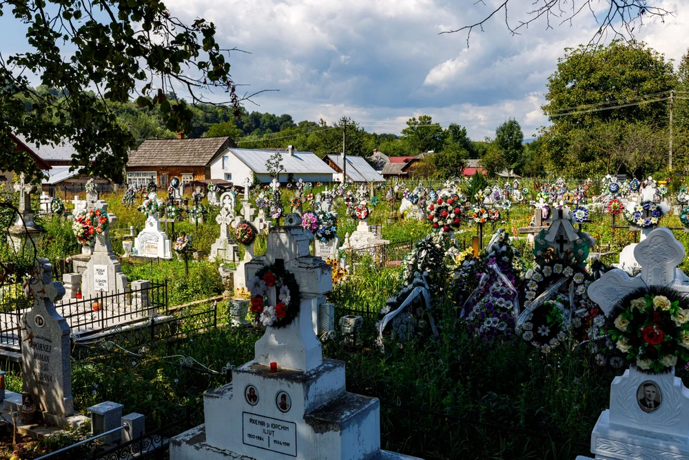 Trupul neînsuflețit al unui bărbat din Petroșani, găsit în cimitir. A fost deschis un dosar penal pentru ucidere din culpă