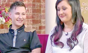 Se îmbracă  numai în  haine de  bărbat (Foto: Landcaters) jpeg