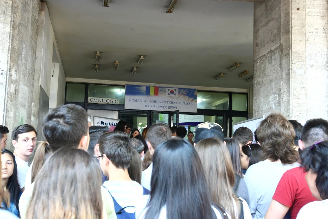 Mii de candidaţi s-au înghesuit la înscrierile de la ASE, săptămâna trecută   FOTO: Marian Iliescu/Adevărul