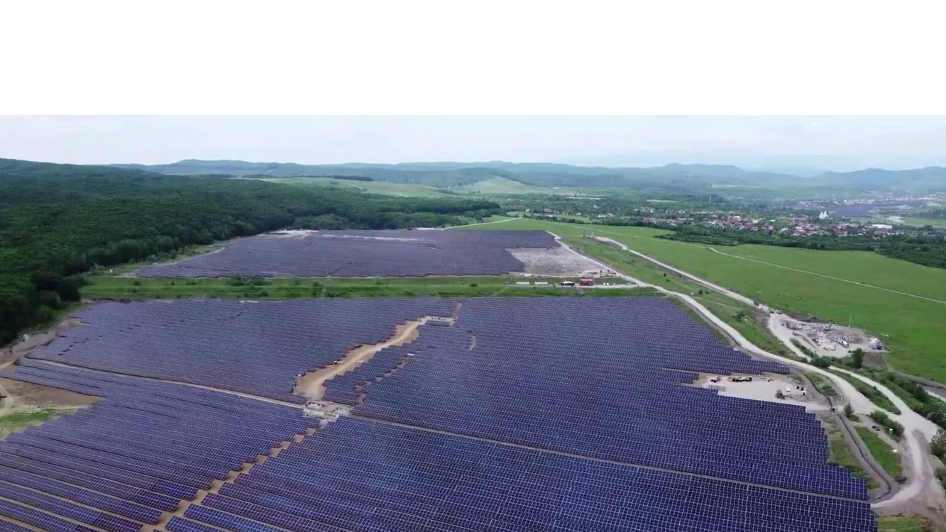 Parc fotovoltaic într-o zonă deluroasă din România