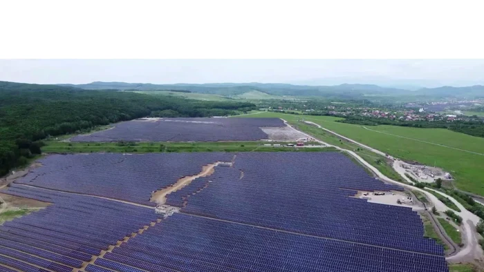 Parc fotovoltaic într-o zonă deluroasă din România