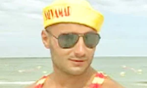 Radu Mazăre  a impus o nouă modă pentru  salvamarii din Mamaia:  costumele retro jpeg