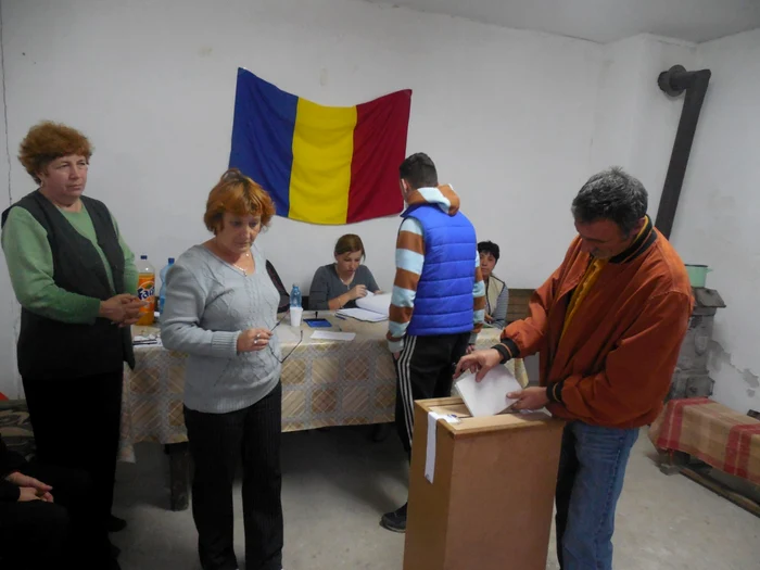 Secţie de vot din Dealu Frumos, judeţul Sibiu. FOTO: RAMONA GĂINĂ