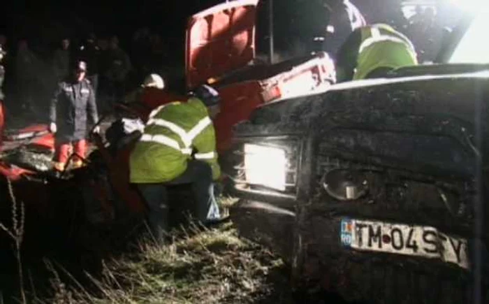 Cele trei cadavre ale victimelor au fost scoase din Dacia "decupată" de pompieri