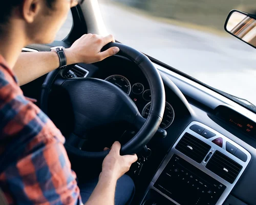 Șofer la volan Foto Pixabay jpg