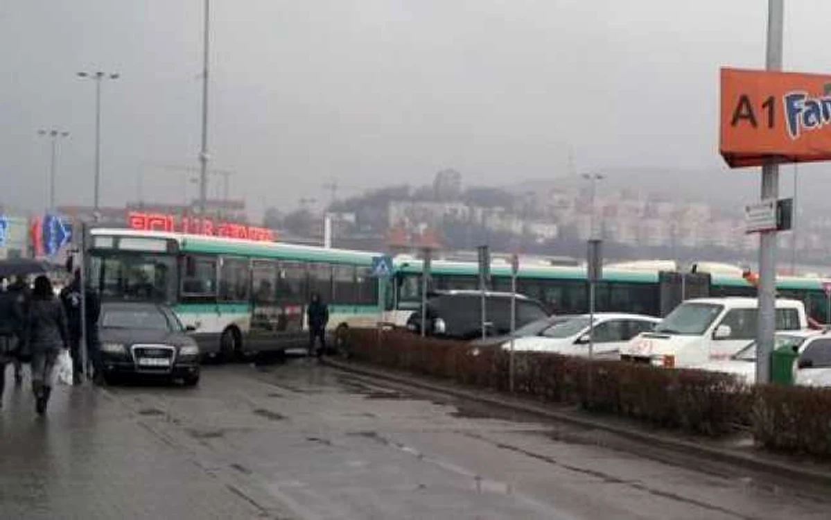 Şoferul unei maşini înmatriculate în Satu Mare şi-a parcat autoturismul, un Audi, direct în faţa uneia dintre intrările în supermarket-ul Polus Center din Cluj-Napoca. FOTO - citynews.ro