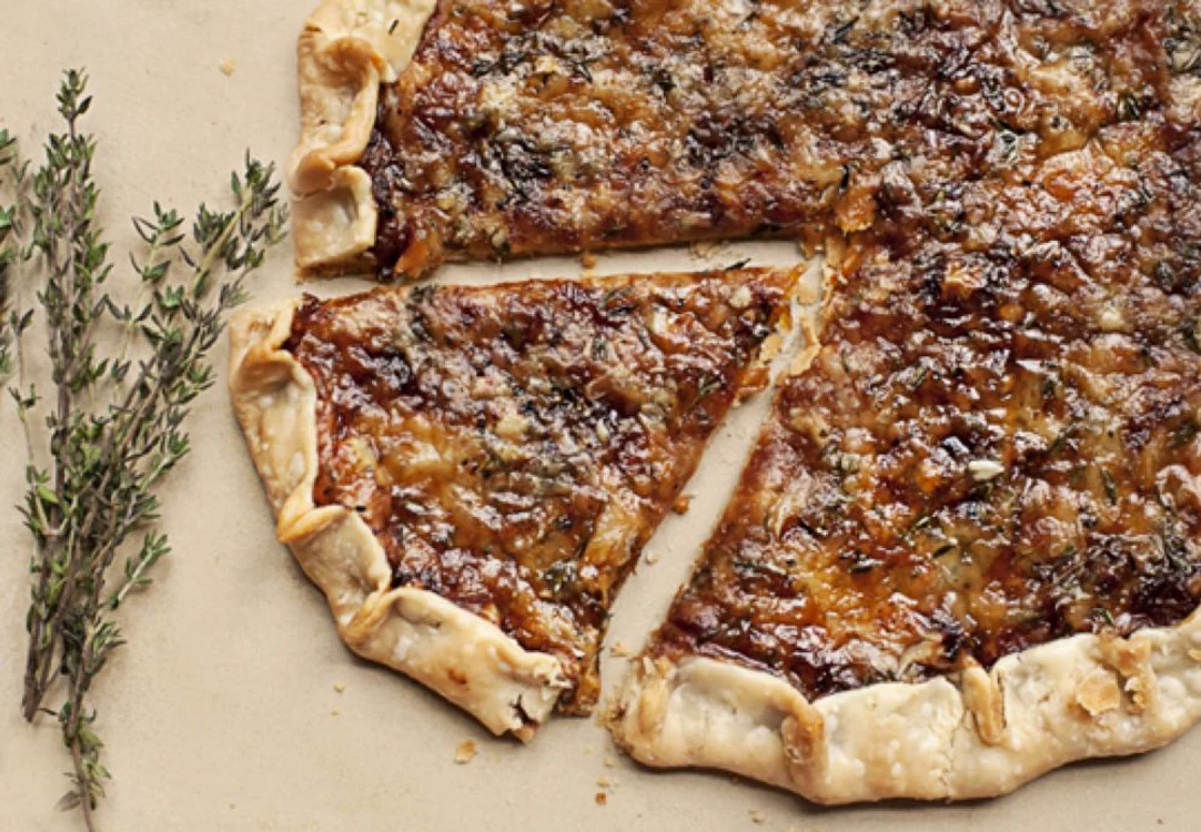 tarta cu ceapa caramelizata si branza jpeg