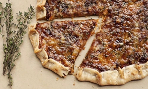 tarta cu ceapa caramelizata si branza jpeg