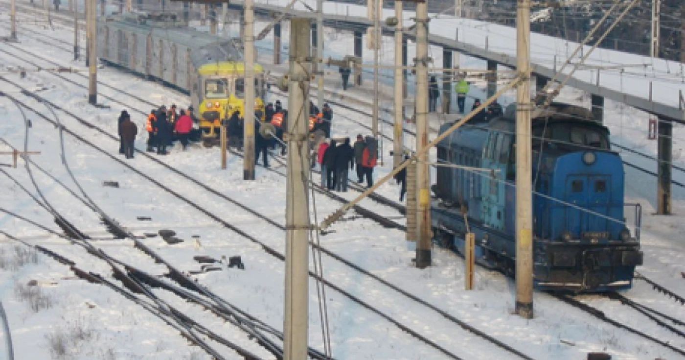 Trenul personal Paşcani-Suceava a sărit de pe şine în urmă cu două zile, cu doar 100 de metri înainte de gară.