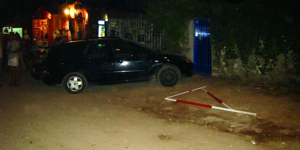 EXCLUSIV Revoltă în Vamă! Barierele antişmecheri de la intrarea pe plajă au fost smulse din pământ (GALERIE FOTO)