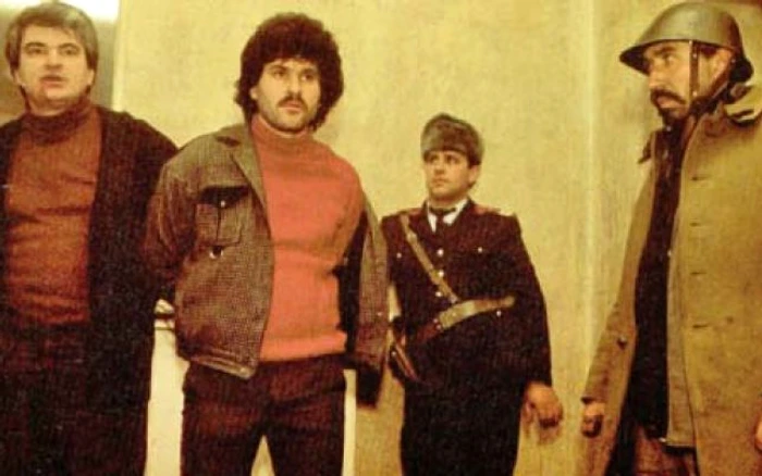 Securistul Nicolae Cămărăşescu (primul din stânga),alături de fratele său, un luptător în Gărzile Patriotice (cel cu cască şi mustaţă)