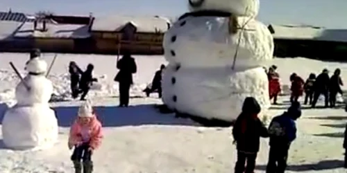 Copiii de grădiniță s-au bucurat de minunea de pe terenul de sport