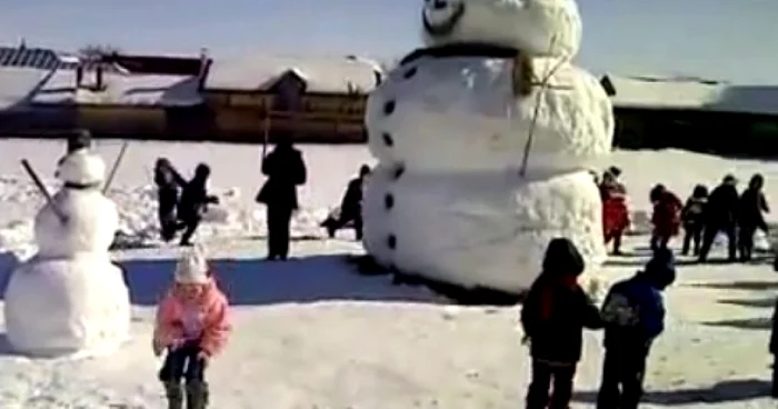 Copiii de grădiniță s-au bucurat de minunea de pe terenul de sport