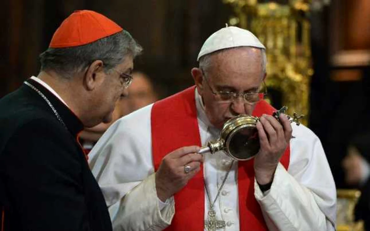Papa Francis sărută recipientul în care este păstrat sângele Sfântului Gennaro