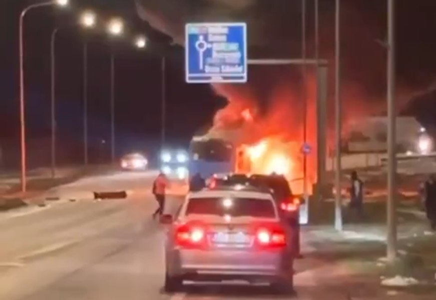 Accident grav în Sibiu. Un autobuz și un autoturism au luat foc în urma coliziunii pe o șosea principală