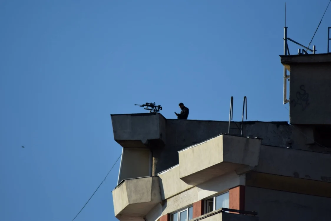 Blocurile din zona Parcului Unirii sunt ”ocupate” de lunetişti