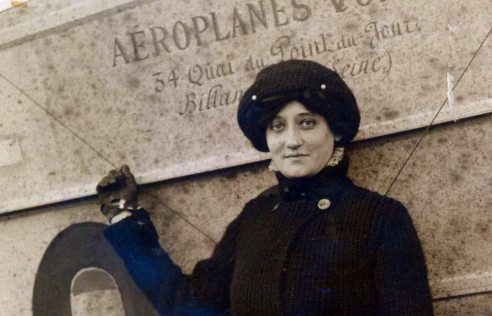 8 martie: Aviatoarea franceză Elise Raymonde Deroche devine prima femeie care primește licență de pilot, într-un sport considerat „bărbătesc”