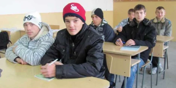 Elevii stau la ore cu căciula în cap
