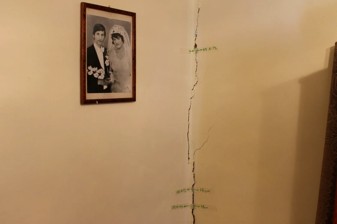 Pagubele din casele oamenilor sunt mici şi uşor de reparat. Foto: Adevărul