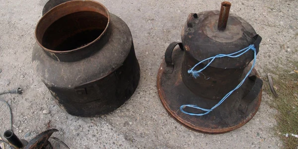 Cazan de fabricat ţuica, ridicat în urma percheziţiilor la casele rromilor din Drăgăşani