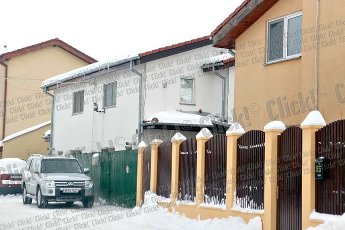 Intră în sediul firmei fără să arunce măcar un ochi spre casa lui Teo (Fotografii: Sorin Puiu)