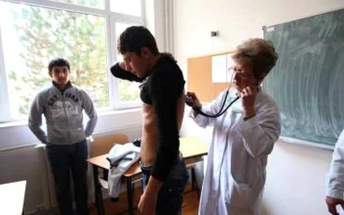 Craiova: Încă patru elevi au fost infectaţi cu noul virus