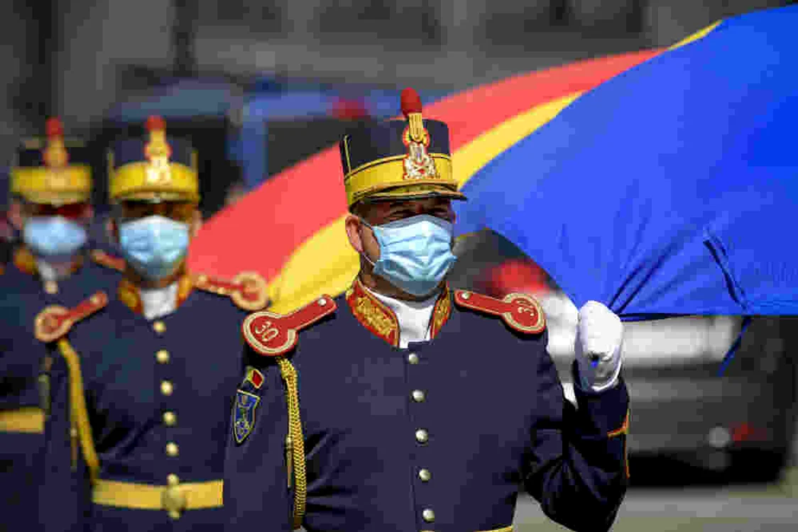 
    De Ziua Drapelului Național s-au organizat ceremonii militare în întreaga țarăSursa foto: Mediafax  